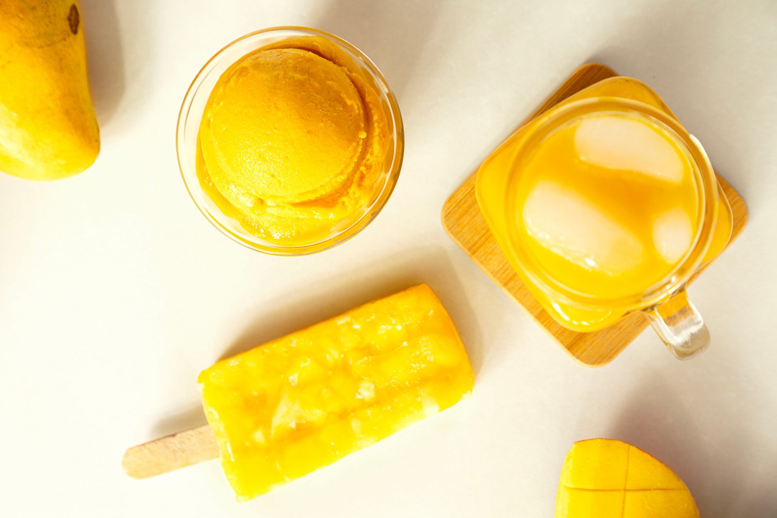 Helado, agua y paleta de mango
